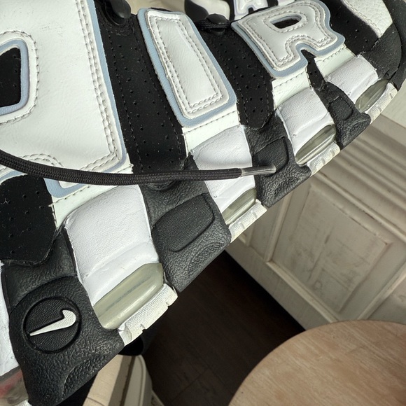 Nike Men’s Air More Uptempo Black and White Sneakers SZ 8 Good Condition - Picture 5 of 8